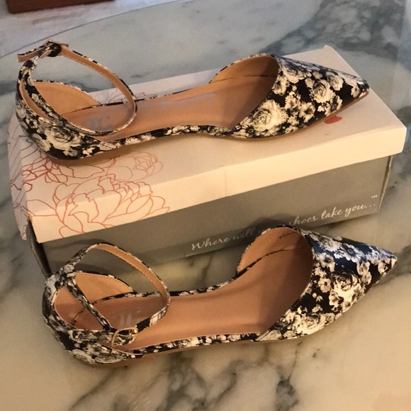 Journee Collection strap ballet flats - Picture 4 of 5